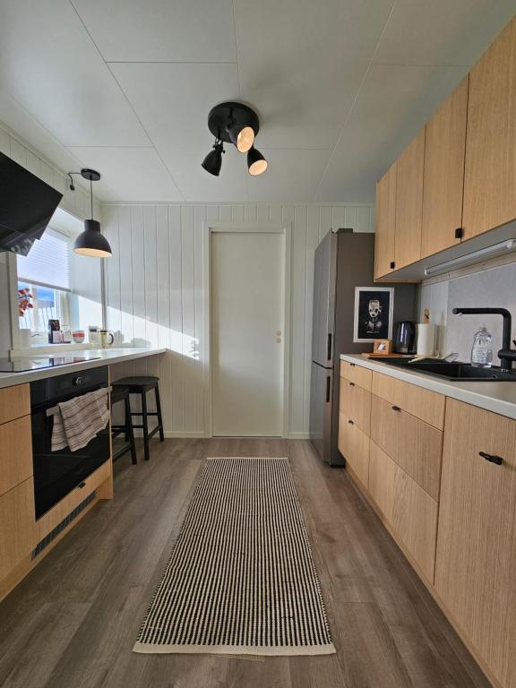 Bright and modern apartment with beautiful view - B&B Hammerfest