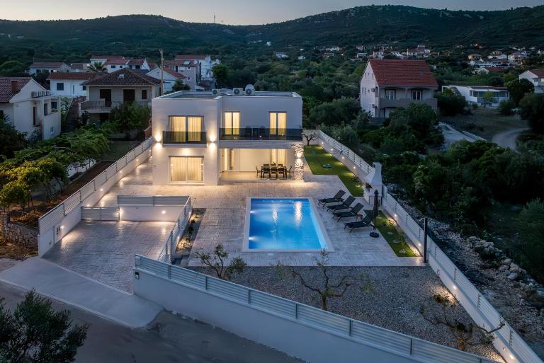 Villa Sea View - heated pool & 2 mins to the beach - B&B Vinišće
