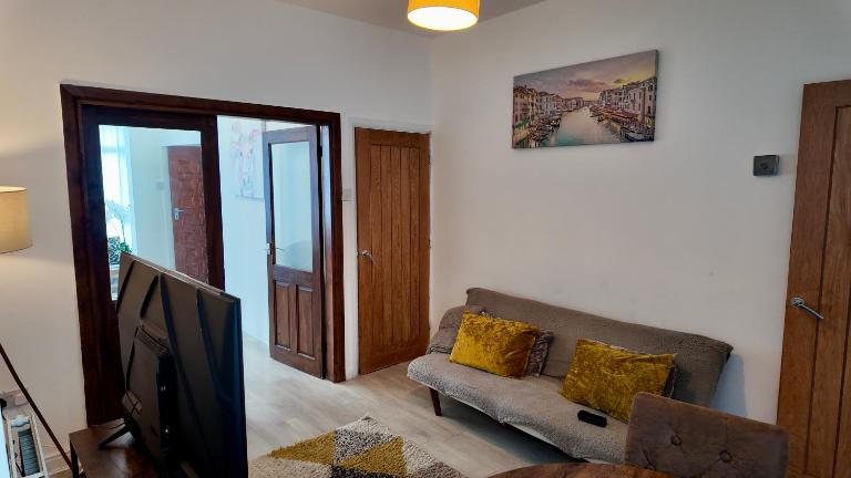 2 bedroom house perfect for contractors - B&B Birmingham