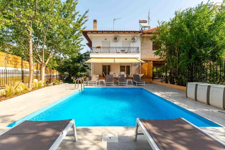 Heated Pool Villa in Thessaloniki - Urban Oasis - B&B Salonicco