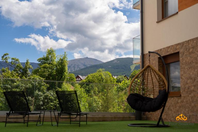 Apartamenty z tarasem blisko stoku by Four Seasons - Chambres d'hôtes Karpacz