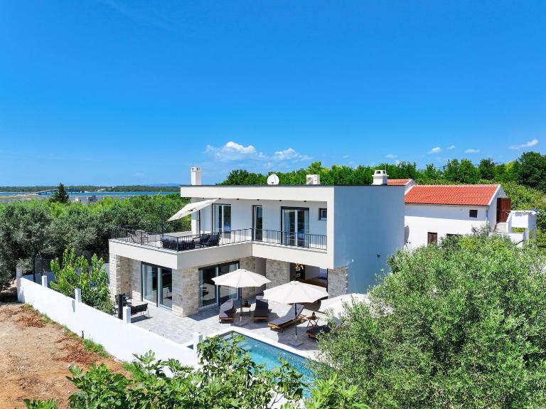 CROWONDER Villa Bura with Heated Swimming Pool and Jacuzzi - Chambres d'hôtes Privlaka