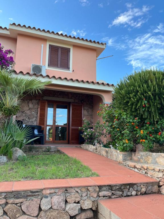 Villetta MP casa sviluppata su due piani con doppia veranda e parcheggio privato - Bed and Breakfast San Teodoro