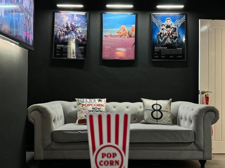 Now Screening…Large Movie Place 60 Inch TV (Sleep 11) - Ferienwohnung Liverpool