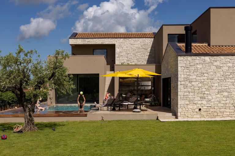 Luxury Villa Deneb with pool near Porec - B&B Kaštelir