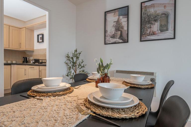3-Bed Serviced Apt near M62, Leeds - Ideal for Up to 6 Guests - Long Stay Options - Free Parking and Wifi - B&B Morley