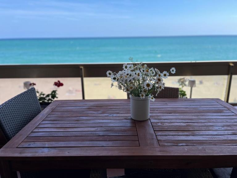 Acogedor y Amplio Apartamento familiar a pie de playa - B&B Calafell