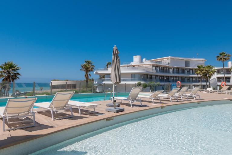 Edge Luxury Beachfront 2BR with 3 Pools, wellness, gym - B&B Estepona