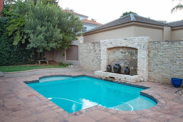 Large & Luxurious Hillside Villa - Featherbrooke Estate - B&B Krugersdorp