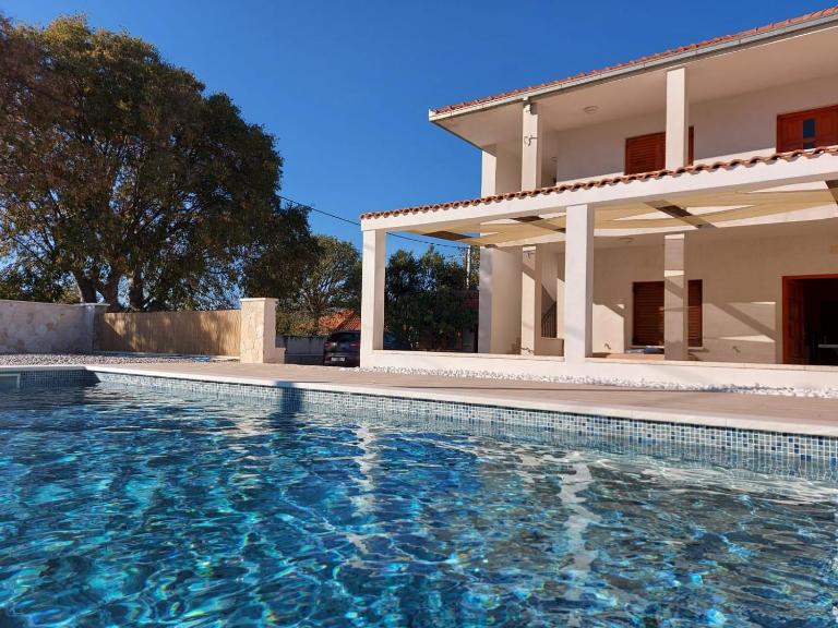 CHARMY LUNA holiday house with swimming pool - Chambres d'hôtes Gustirna