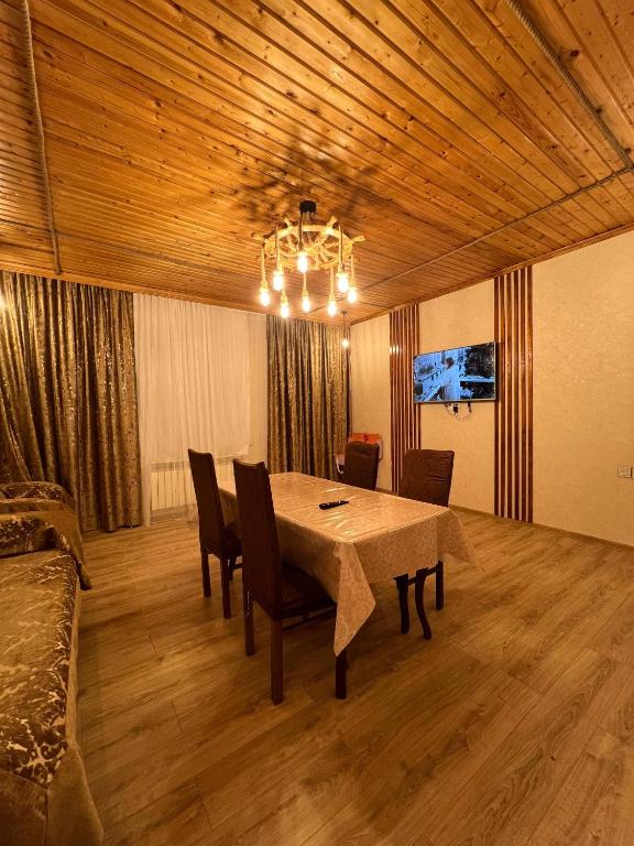 Cozy House with Swimming Pool near city center - B&B Gabala
