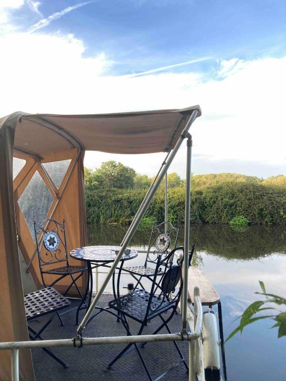 Dutch Cruiser Ship on a Tranquil Secluded River - B&B Tonbridge