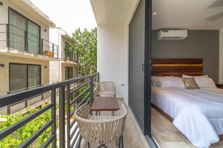 King Suite with Balcony, Gym and Rooftop Pool - B&B Tulum