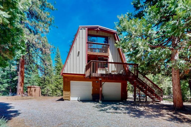 Sierra Nevada Hideaway: Cabin w/ Deck, Mtn Views - Bed and Breakfast Blairsden