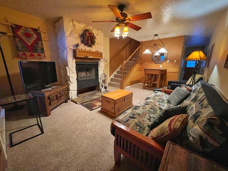 Valley Condo 110 - Creekside - WiFi - Pet Friendly - Hot Tub - Fireplace - Washer - Dryer - Playground - B&B Red River