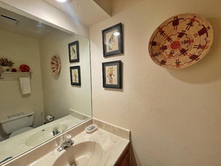 Valley Condo 116 - Creekside - WiFi - Hot Tub - Fireplace - Washer - Dryer - Playground - B&B Red River