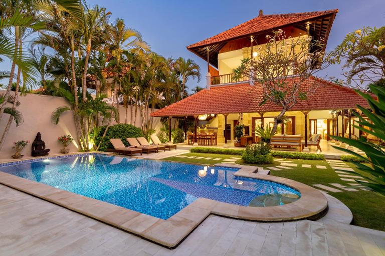 Viona 3 Villa - 3 BDR villa, walk to the beach - B&B Seminyak