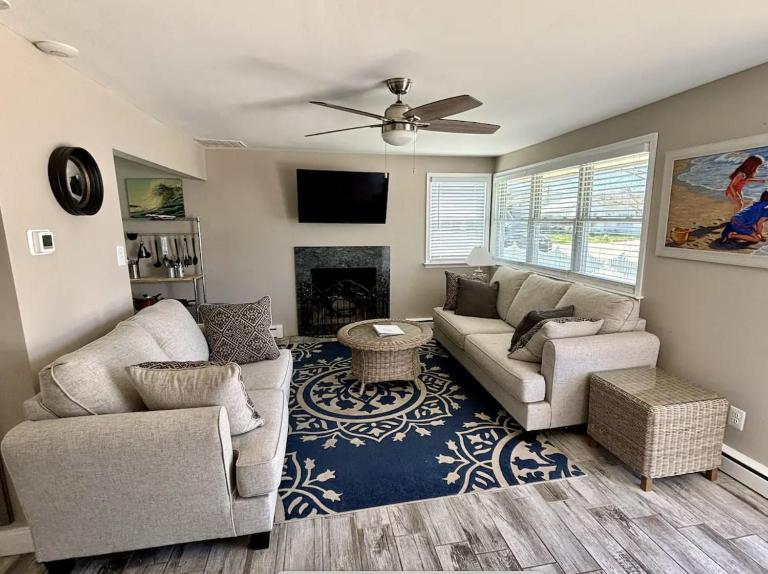 33rd St Unit A 2BR Beach Home Hideaway Parking - B&B Brigantine