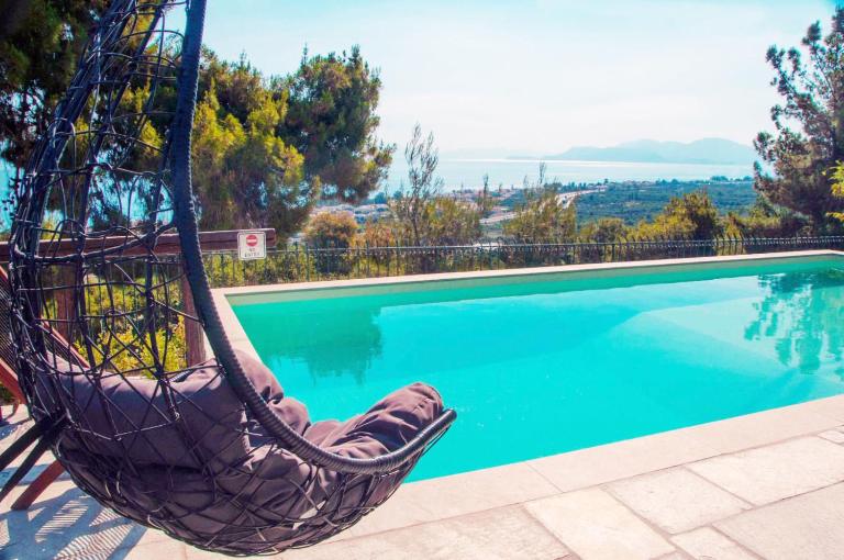 Myrto's Memories "My Countryhouse" with pool and seaview - Chambres d'hôtes Yelliniátika