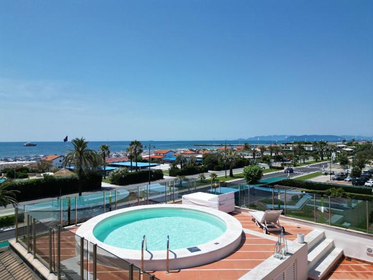 Casa Magniflex - Sea view Flat with Swimming pool - Chambres d'hôtes Forte dei Marmi