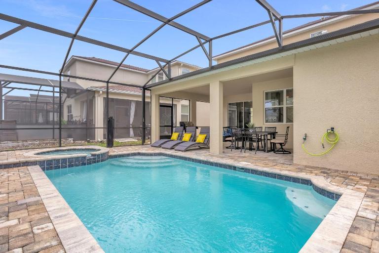Upstay - Solara Resort Retreat w Pool and Hot Tub - B&B Kissimmee
