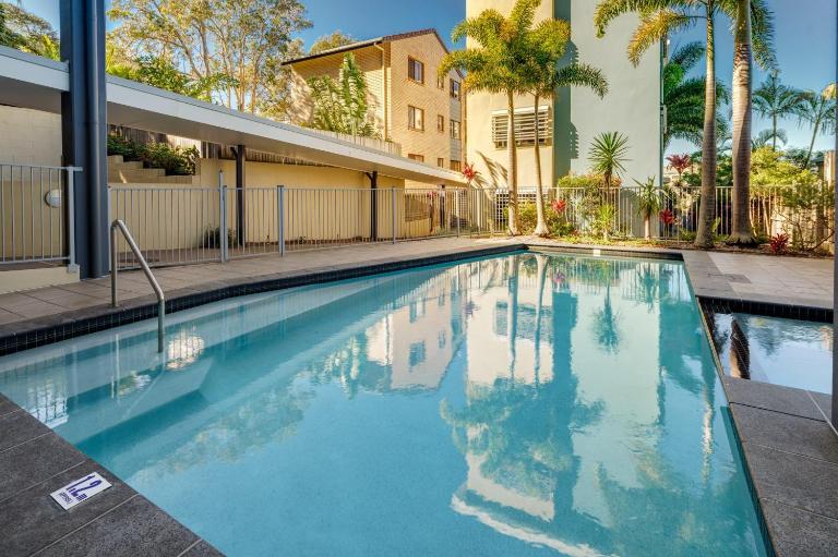 Ocean Breeze Retreat: Kings Coastal Apartment - B&B Caloundra