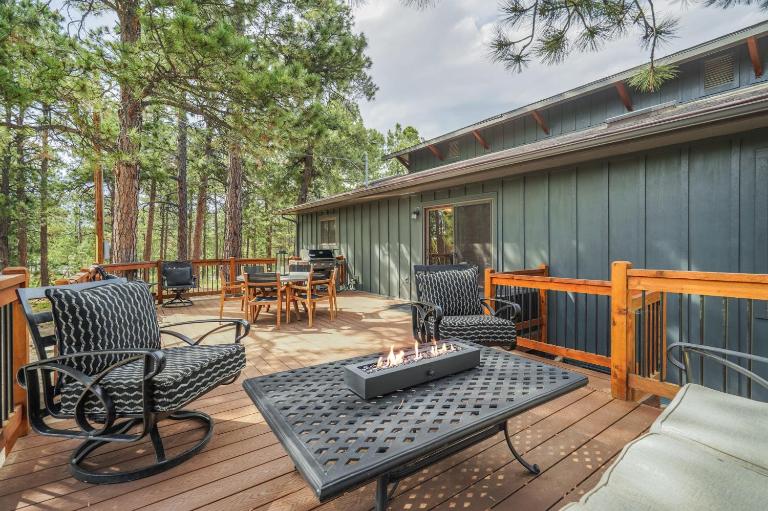 Buckskin Hideaway Hiking & Biking Trails BBQ - B&B Monument