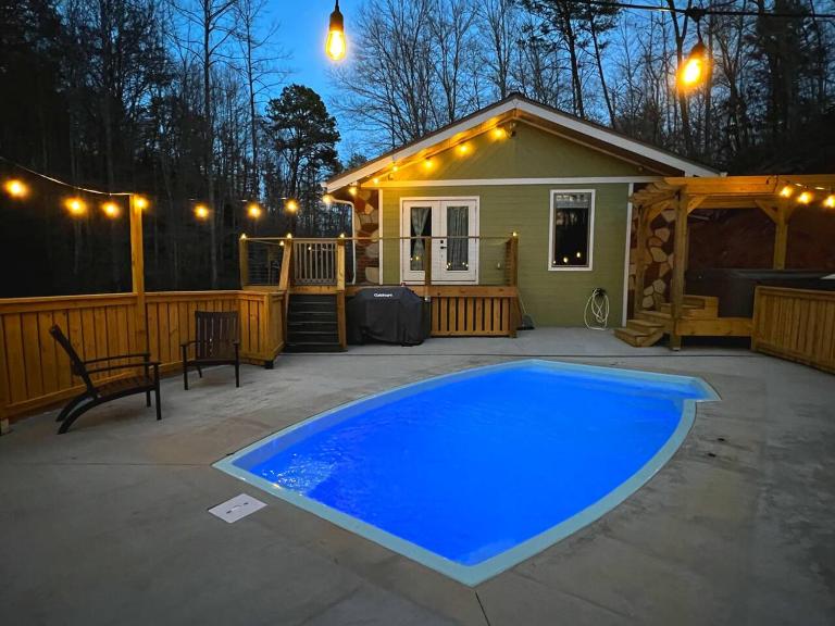 Fabulous 4Bed 3 bath Cottage Pool Hot tub Games - B&B Gatlinburg