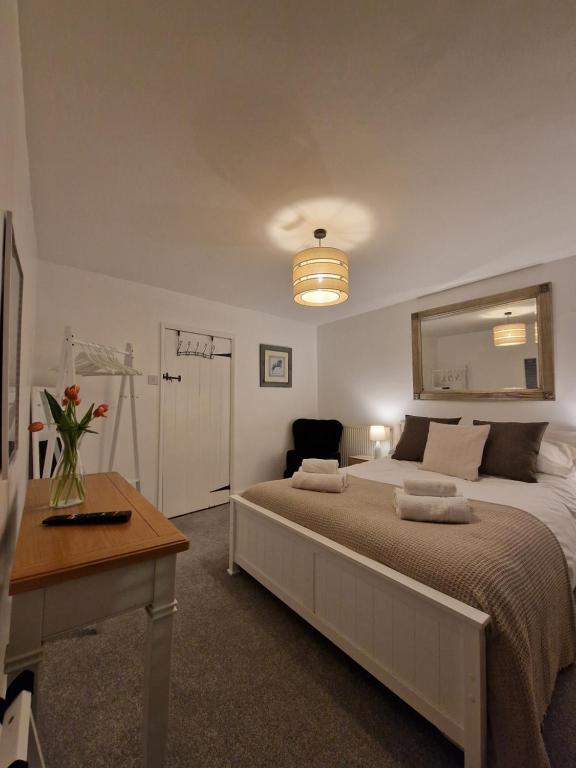 Black Cat Cottage - Central Pickering Cottage - B&B Pickering