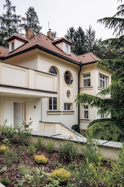 Vila Zlatý Slavík - Luxurious Villa with Spa - Bed and Breakfast Jevany