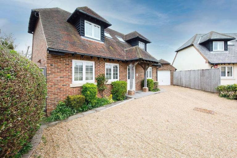 Modern & stylish seaside family home - B&B Chichester
