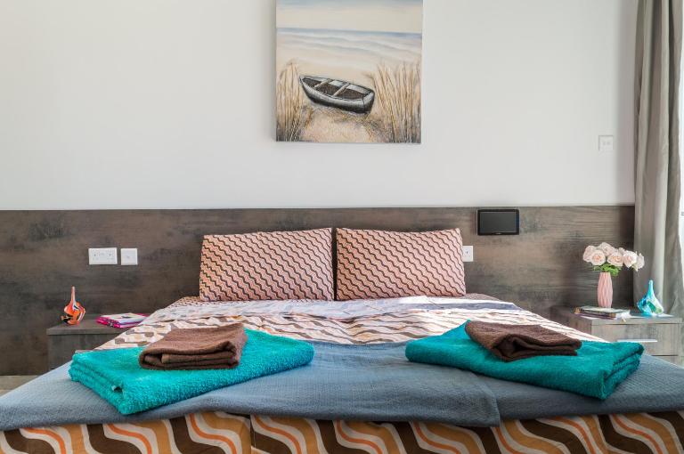 Spacious Brand New Apartment HC Balcony 3 Bdr 2 Bth Bugibba - Chambres d'hôtes San Pawl il-Bahar