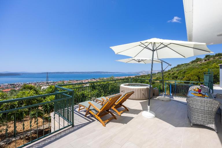 Private Villa Golden Hour with a view of Split area - B&B Kaštel Sućurac