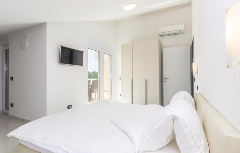 Penthouse Funtana with pool - Ferienwohnung Funtana