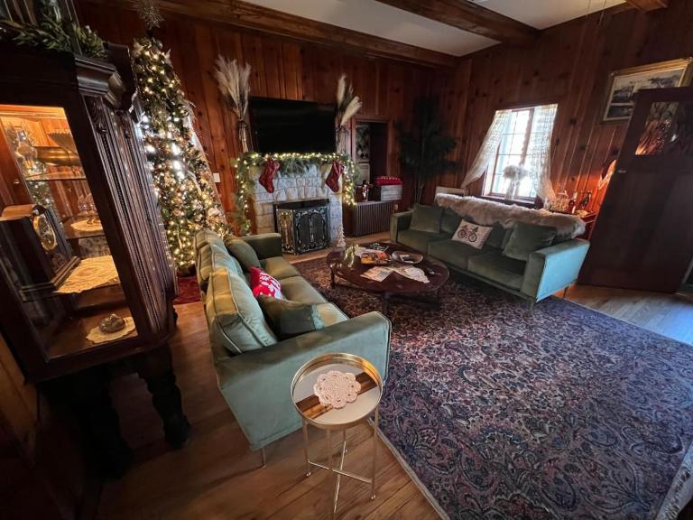 The Mediterranean House - Beautiful Downtown House - B&B Perryville