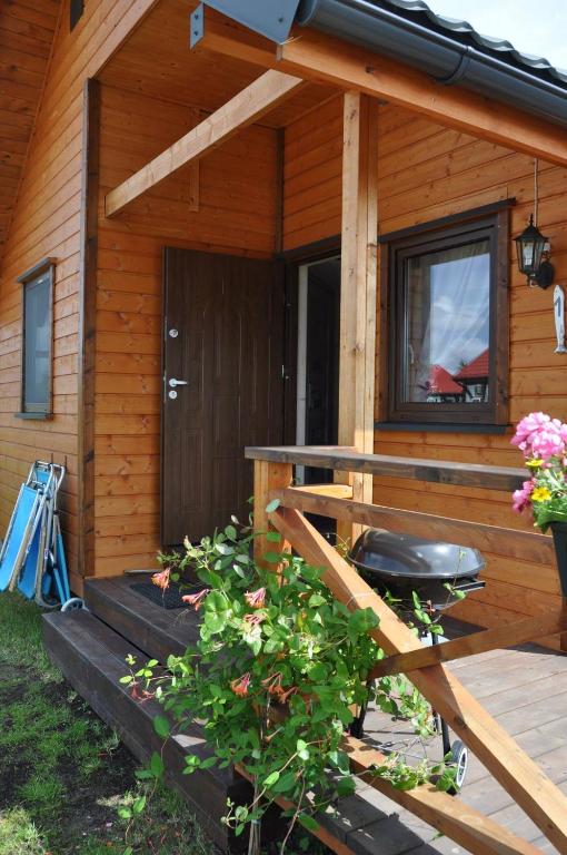 Domek parterowy klimatyzowany, ogrzewany z jacuzzi na terenie ośrodka- Domki u Staszka - B&B Rusinowo