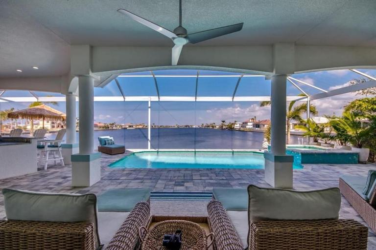 Gorgeous Lakefront Heated Pool Home, great Wi-Fi in Cape Coral - B&B Cape Coral