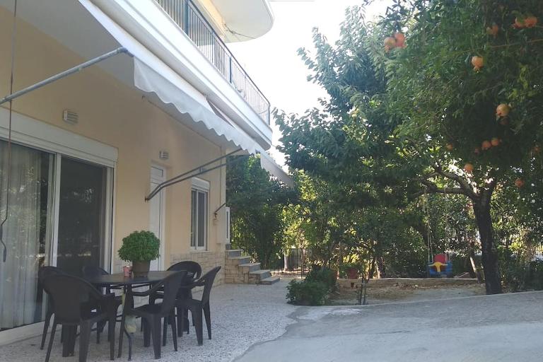 Green Garden appartment with mountain view, Vitala - B&B Kriniánoi