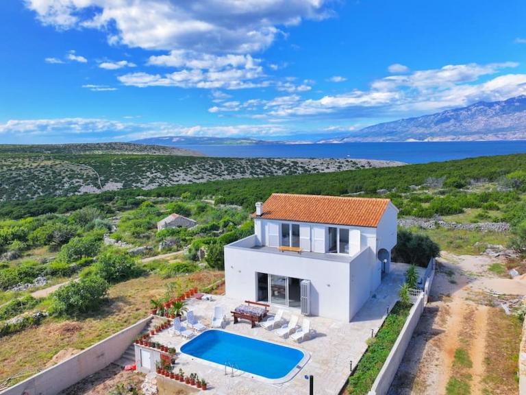 Villa Joanna - hidden oasis with pool, gym & garrage - Chambres d'hôtes Novalja