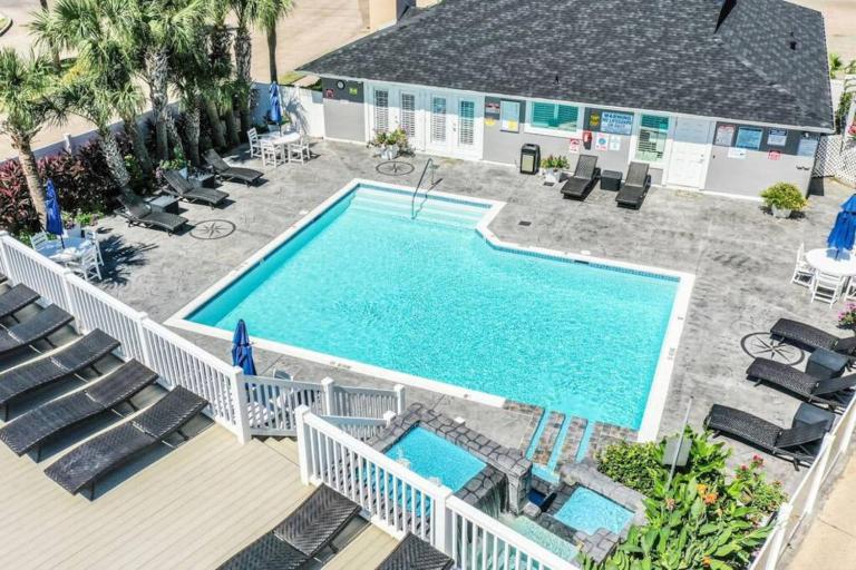 Stay Awhile Condo Minutes to Beach with Pool - B&B Galveston
