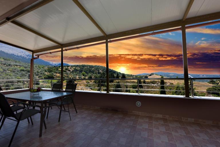 Theros Lux Apartment - B&B Embonas