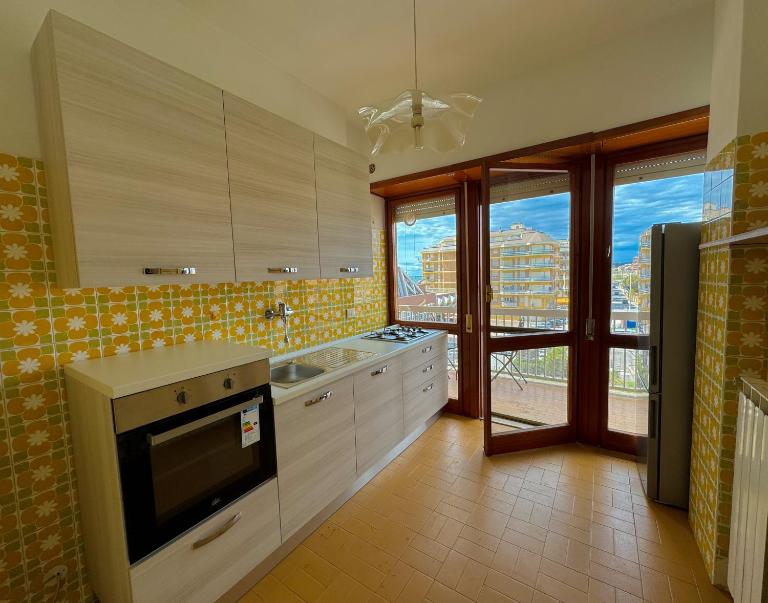 NINFEA SEAVIEW APARTMENT - Elegant, Bright and Spacious, Steps from the Sea & Station - B&B Nettuno