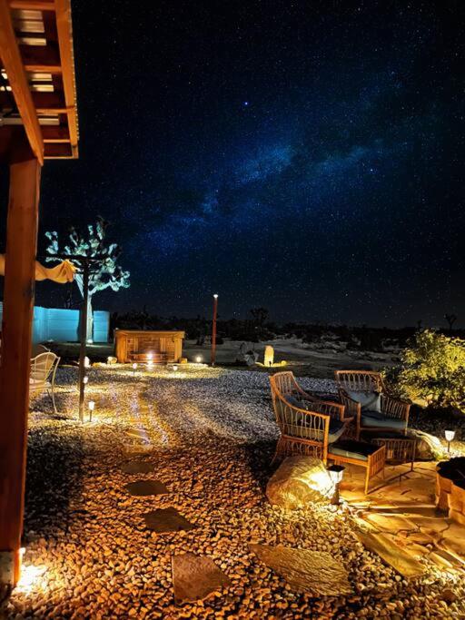 The Desert Shire Large HotTub,Large Pool,Stargazing Paradise - B&B Yucca Valley
