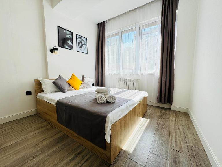 417I1 Gray and Yellow apartment Sholpan city - B&B Almaty