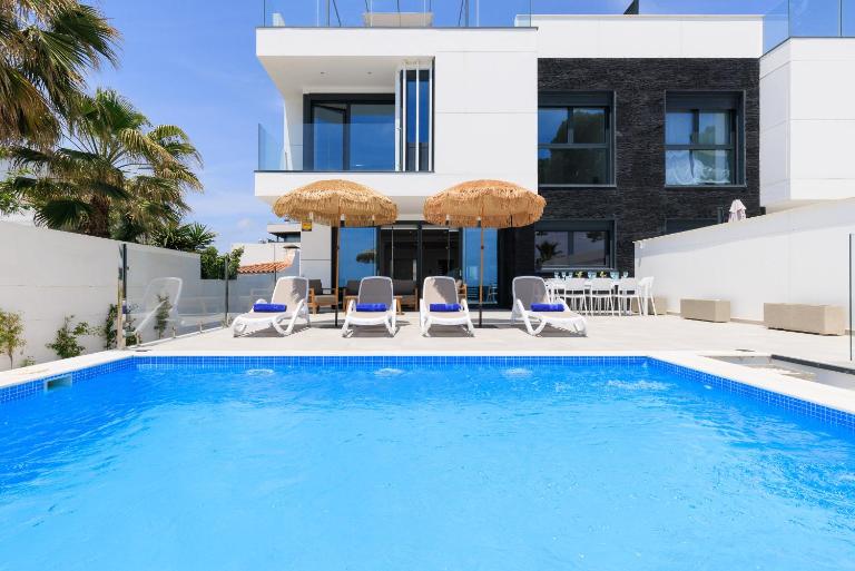 UHC Villa Portofino - Bed and Breakfast Cambrils
