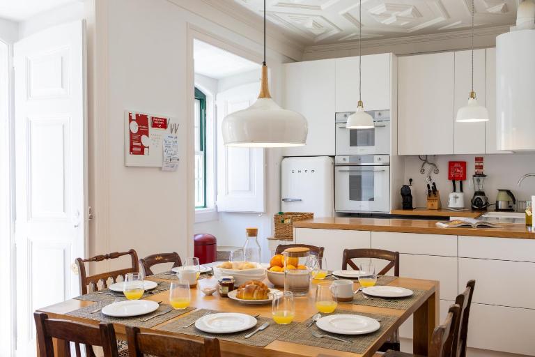 Charming Beach House - by Smarthomes - Bed and Breakfast São Martinho do Porto