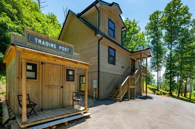 Lil Cabin in the Cove! MTN views, theater, hot tub, games, king beds, Prime Location! - B&B Sevierville