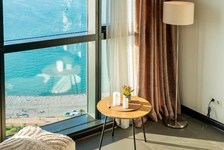 Ocean Breeze Retreat - Honeymoon Apartment with Sea View in Porta Batumi Tower - B&B Batum