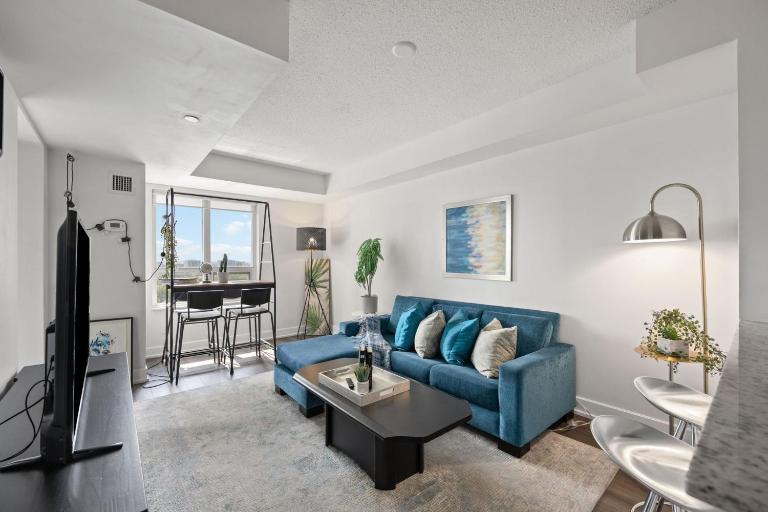 Luxury 2BDR Condo w pool, hot tub, sauna & 10m from Airport - B&B Toronto