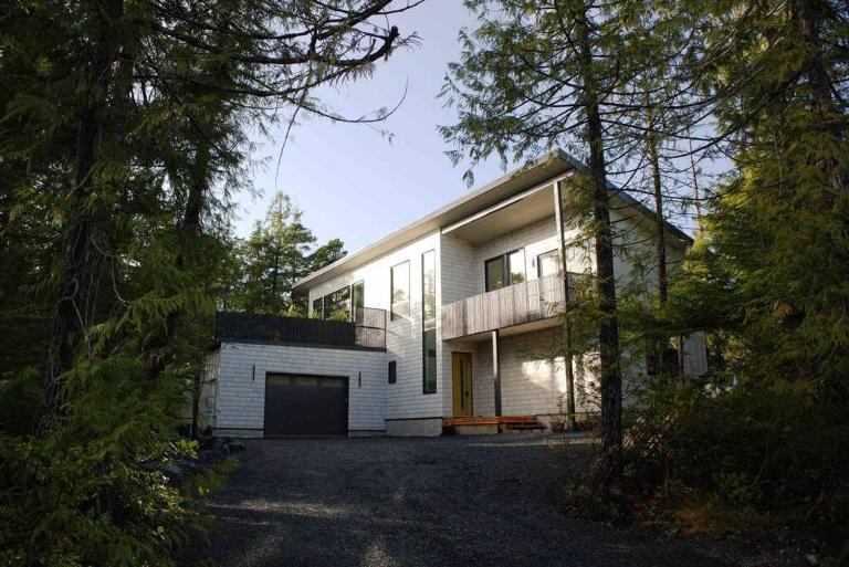 WHITE HAUS w private sauna and close to beach - B&B Ucluelet